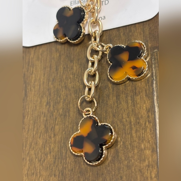 Quatrefoil Leopard Printed Keychain And Just Ximena Brushes - Picture 5 of 17